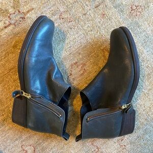 Eric Michaels booties. Black leather. Sz 40. Women’s 9